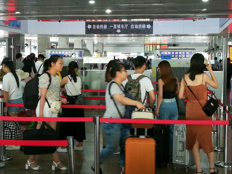 国庆节最后一天的北海车站，火车站挤死人，汽车站空寥寥