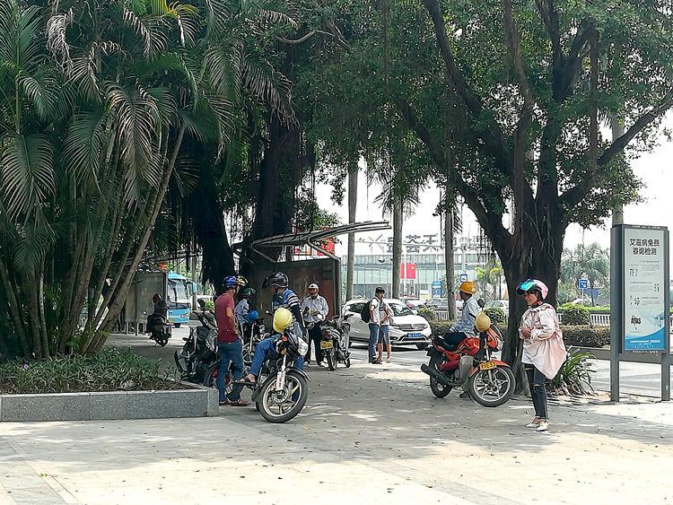 国庆节最后一天的北海车站，火车站挤死人，汽车站空寥寥