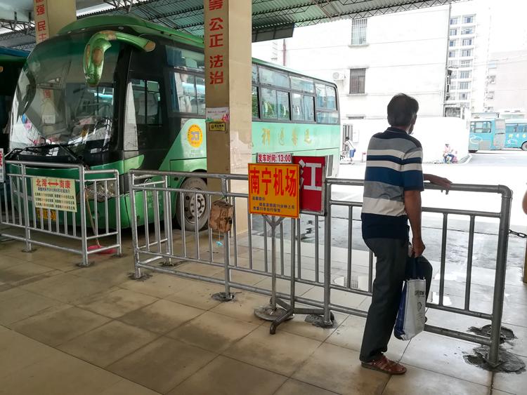 国庆节最后一天的北海车站，火车站挤死人，汽车站空寥寥