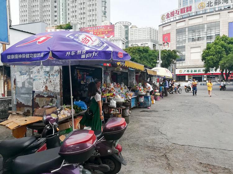 国庆节最后一天的北海车站，火车站挤死人，汽车站空寥寥