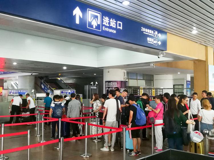 国庆节最后一天的北海车站，火车站挤死人，汽车站空寥寥