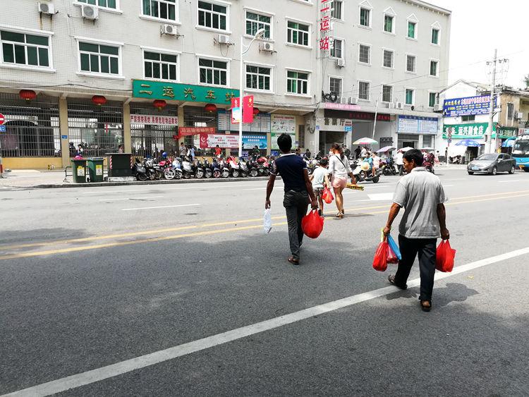 国庆节最后一天的北海车站，火车站挤死人，汽车站空寥寥