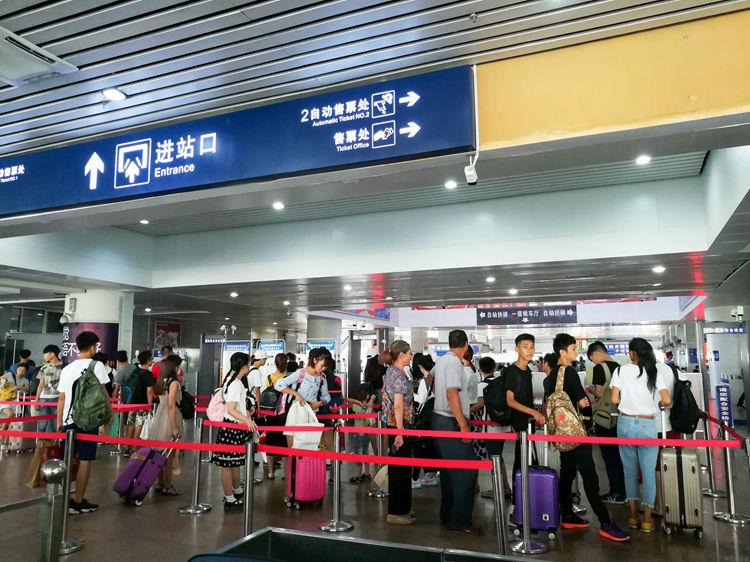 国庆节最后一天的北海车站，火车站挤死人，汽车站空寥寥