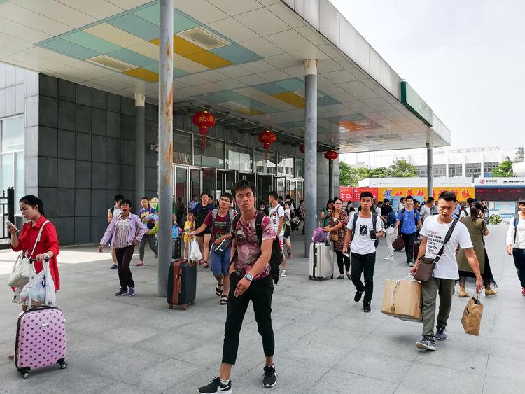 国庆节最后一天的北海车站，火车站挤死人，汽车站空寥寥