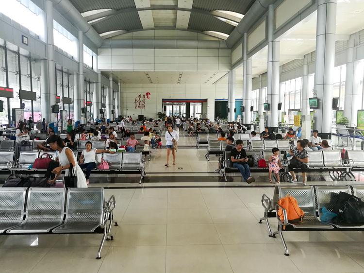 国庆节最后一天的北海车站，火车站挤死人，汽车站空寥寥