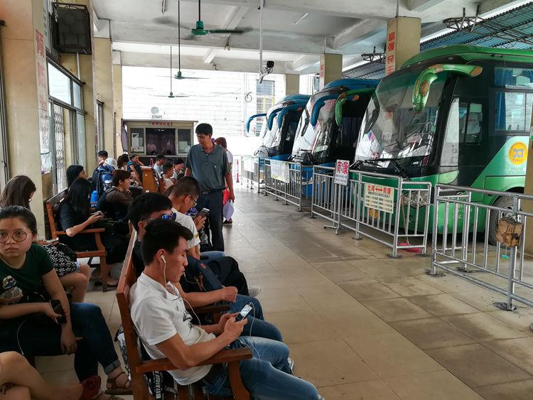 国庆节最后一天的北海车站，火车站挤死人，汽车站空寥寥