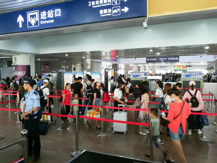 国庆节最后一天的北海车站，火车站挤死人，汽车站空寥寥