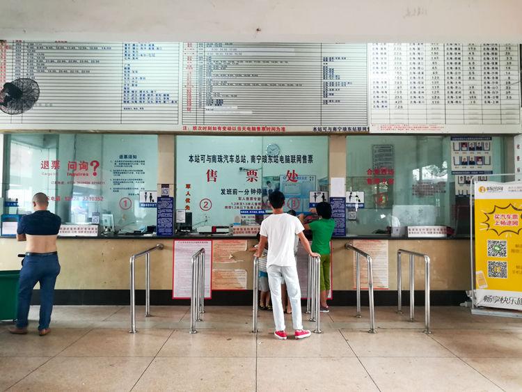 国庆节最后一天的北海车站，火车站挤死人，汽车站空寥寥