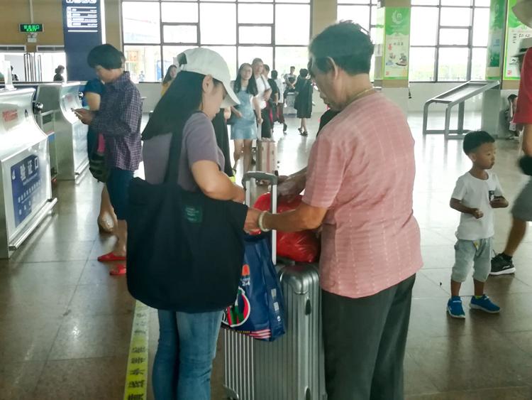 国庆节最后一天的北海车站，火车站挤死人，汽车站空寥寥