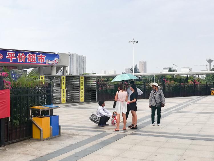 国庆节最后一天的北海车站，火车站挤死人，汽车站空寥寥