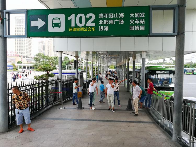 国庆节最后一天的北海车站，火车站挤死人，汽车站空寥寥