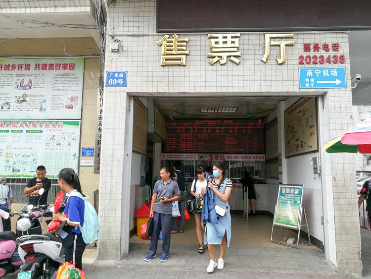 国庆节最后一天的北海车站，火车站挤死人，汽车站空寥寥