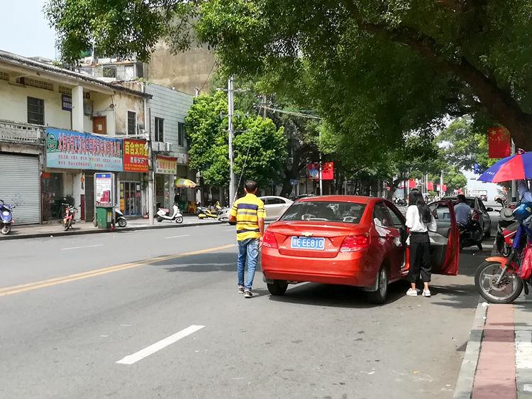 国庆节最后一天的北海车站，火车站挤死人，汽车站空寥寥