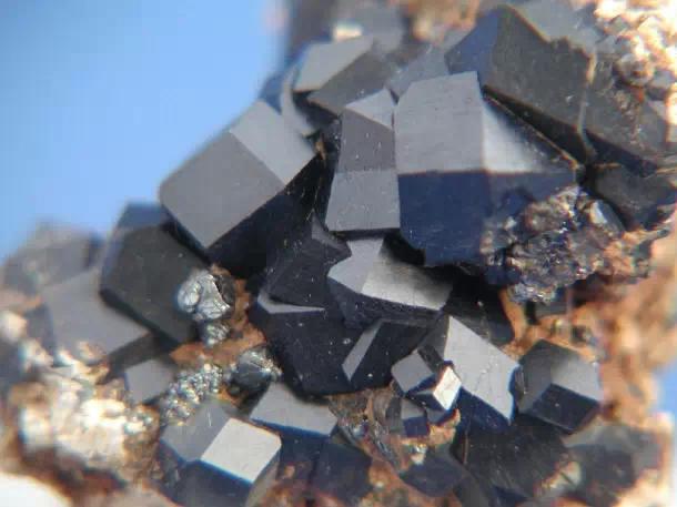 蓝宝石原矿全过程,迪拜顶级奢侈原矿宝石