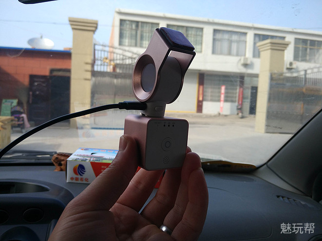 你驾驶，她帮你看风景