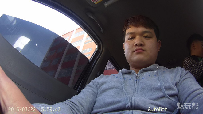 你驾驶，她帮你看风景