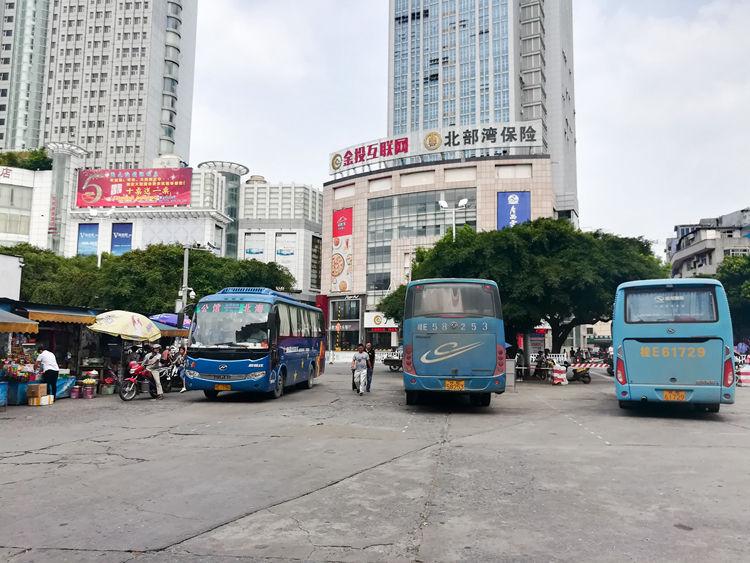 国庆节最后一天的北海车站，火车站挤死人，汽车站空寥寥
