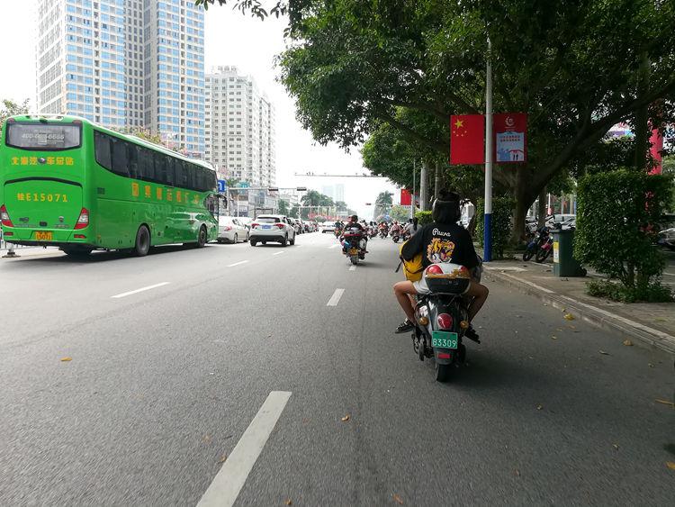国庆节最后一天的北海车站，火车站挤死人，汽车站空寥寥
