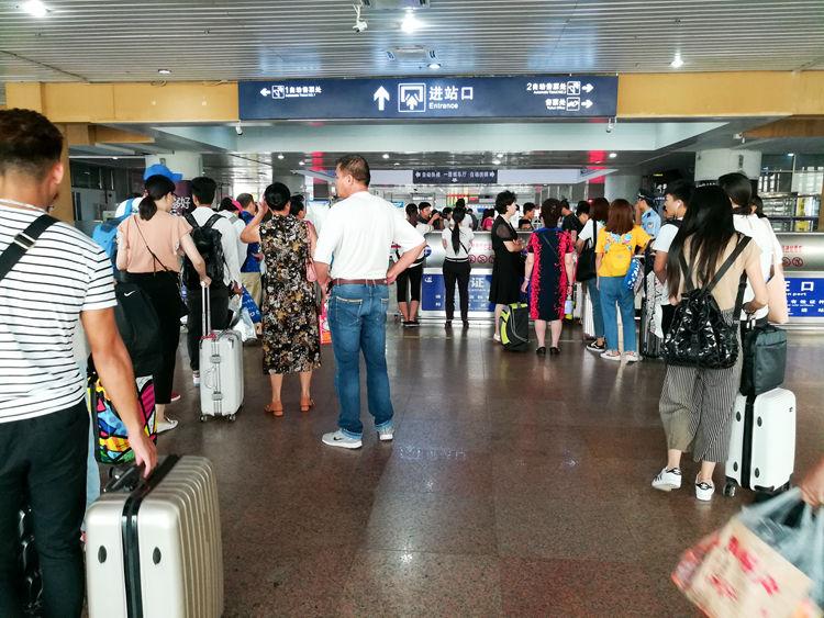 国庆节最后一天的北海车站，火车站挤死人，汽车站空寥寥