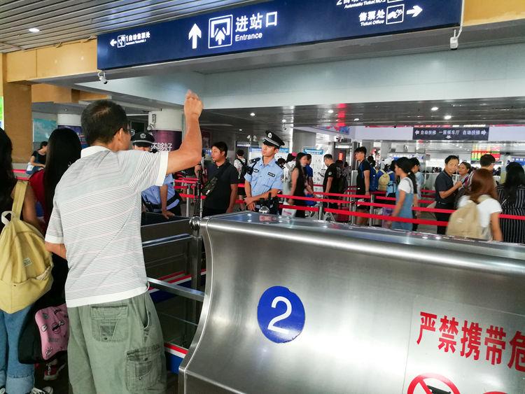 国庆节最后一天的北海车站，火车站挤死人，汽车站空寥寥