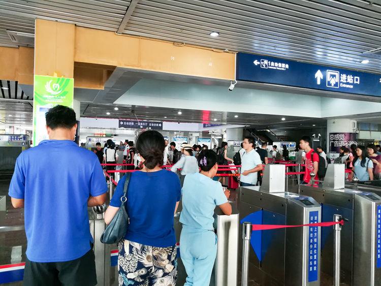 国庆节最后一天的北海车站，火车站挤死人，汽车站空寥寥