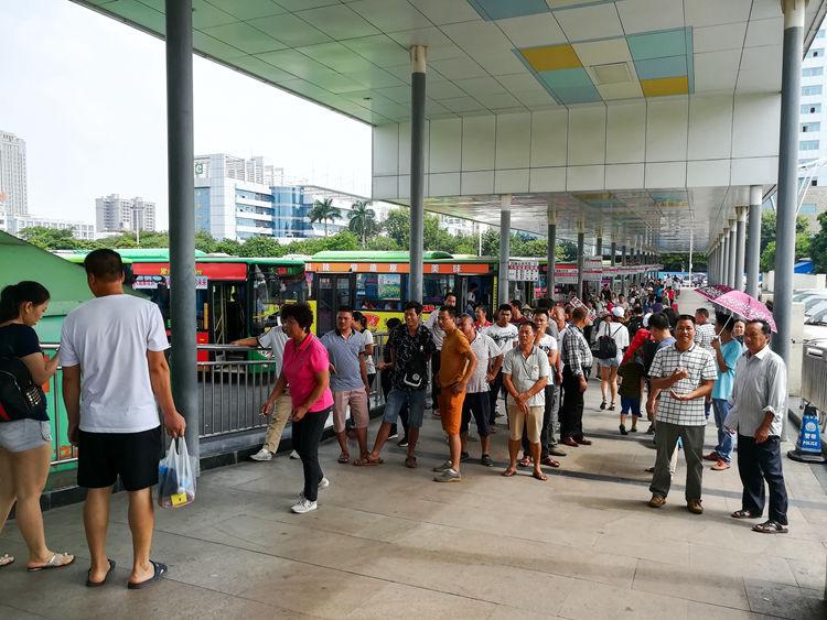 国庆节最后一天的北海车站，火车站挤死人，汽车站空寥寥