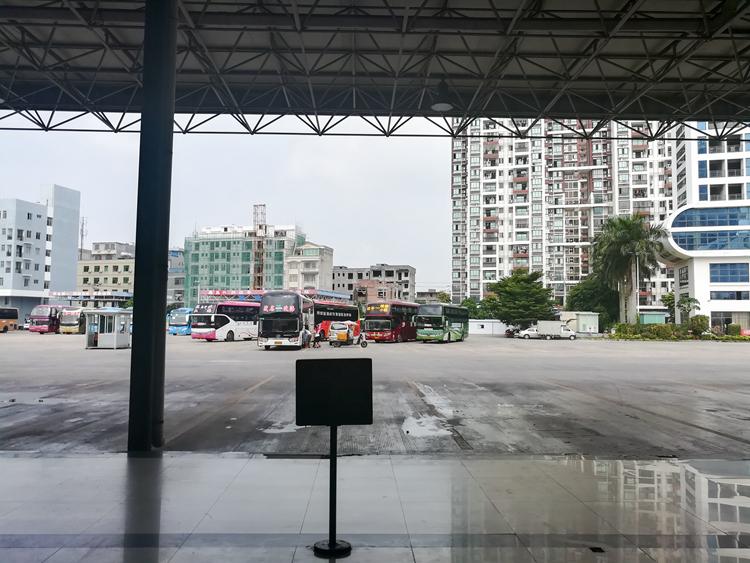 国庆节最后一天的北海车站，火车站挤死人，汽车站空寥寥