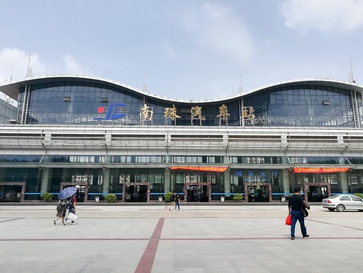 国庆节最后一天的北海车站，火车站挤死人，汽车站空寥寥