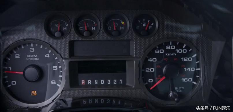 价值2000万防爆防弹的全球限量版豪车内饰，还可以玩ps3游戏