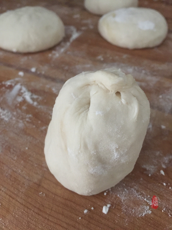外皮酥脆馅料浓郁,外皮焦香酥脆内馅丰富柔软