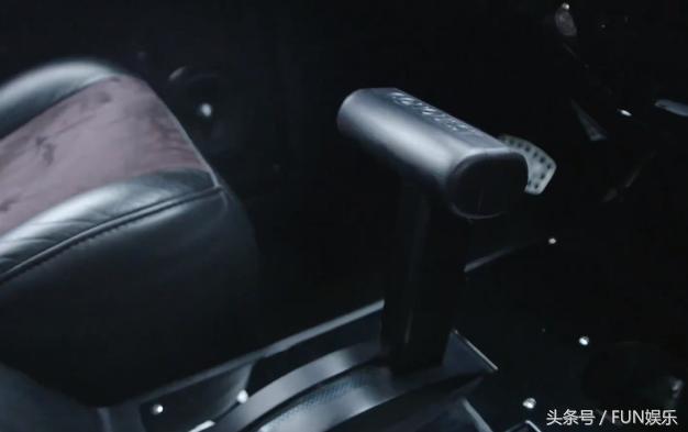 价值2000万防爆防弹的全球限量版豪车内饰，还可以玩ps3游戏