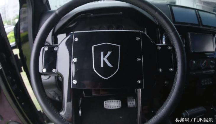 价值2000万防爆防弹的全球限量版豪车内饰，还可以玩ps3游戏