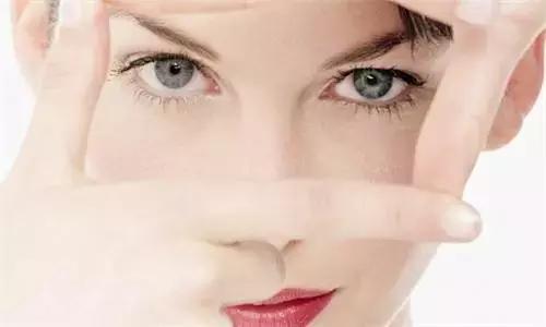 皮肤毛孔出油厉害怎么解决,皮肤出油毛孔大