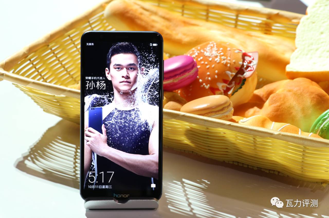 光荣畅玩7x的新品发布会,1299的光荣7x