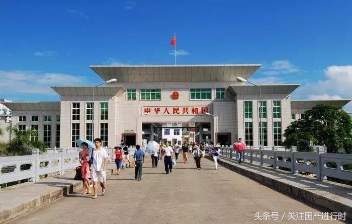 在工厂上班的越南姑娘,大批越南姑娘过海关涌入中国打工