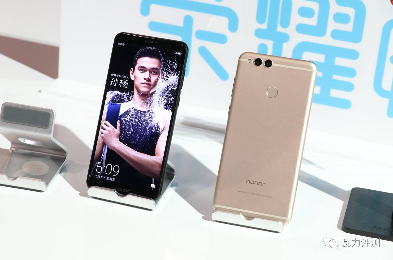 光荣畅玩7x的新品发布会,1299的光荣7x