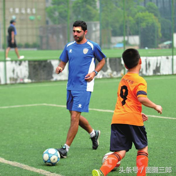 来自西班牙的足球外教谢尔曼爱上“奇妙”重庆