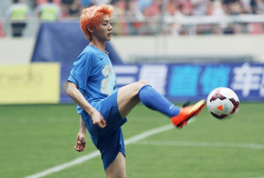 鹿晗踢球水平,鹿晗踢足球穿的球鞋