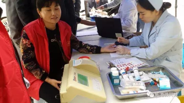 柘港乡政府大院内一群人干了件事，百姓拍手叫好