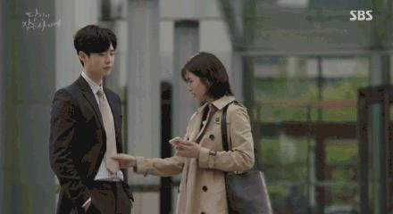 李钟硕韩剧当你沉睡时，办公室老师忍不住追？连关晓彤也花痴？