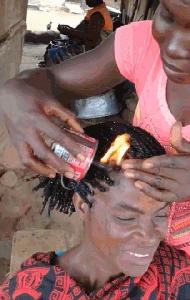 小姐姐你系完鞋带就快起来吧，都被人给看光，你长的好看才提醒你