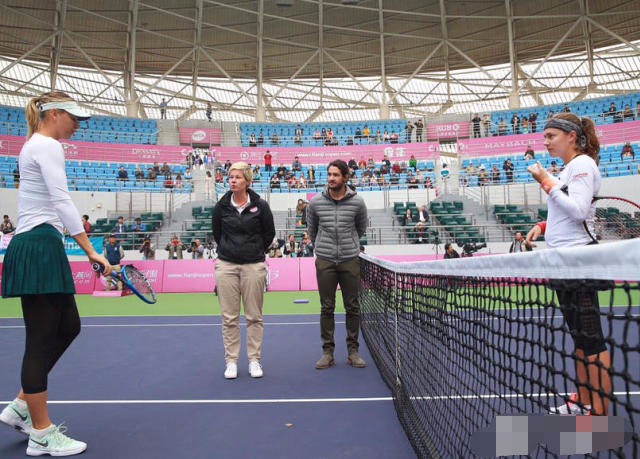 手放哪呢帕托？撩热巴和李宇春，揩油莎娃与沃伊，玩花样足球呢？