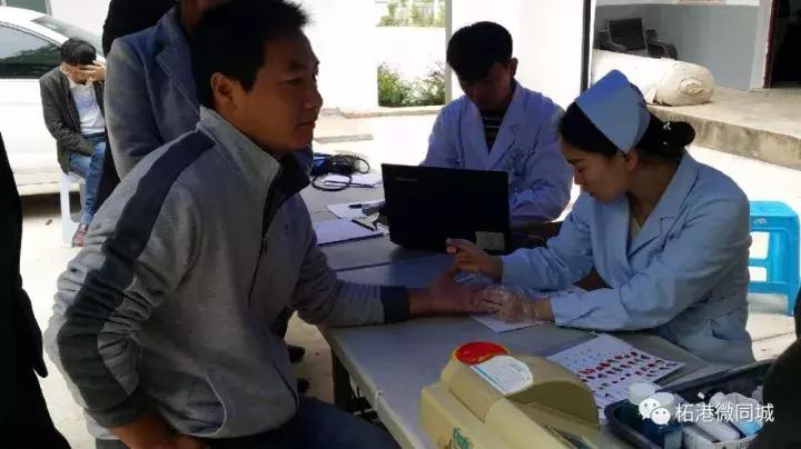 柘港乡政府大院内一群人干了件事，百姓拍手叫好