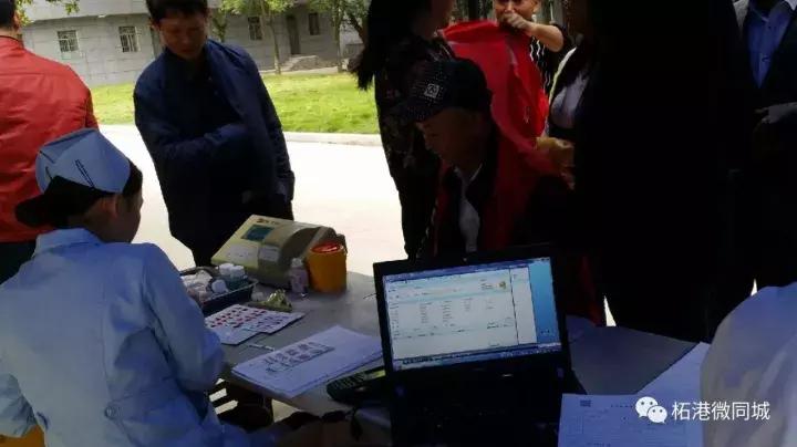 柘港乡政府大院内一群人干了件事，百姓拍手叫好