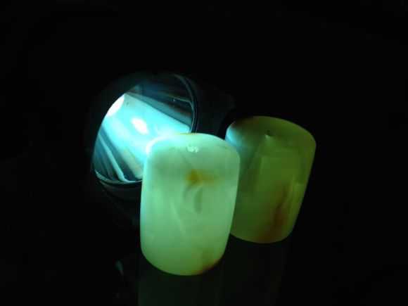 蜜蜡琥珀紫光灯下的反应,用紫光灯鉴别蜜蜡琥珀真假的方法