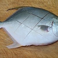 红烧鲳鱼用黄豆酱做法,红烧鲳鱼豆腐家常做法