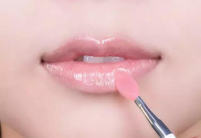用TA一抹唇部就像打了玻尿酸！水光唇小心机有这么厉害？