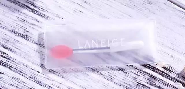 用TA一抹唇部就像打了玻尿酸！水光唇小心机有这么厉害？