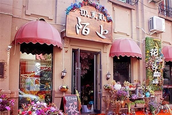 法国火车站台接吻，在伊朗议论婴儿的眼睛，旅行禁忌你可能都会犯