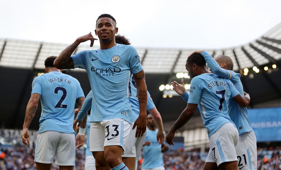 还有这种操作？瓜凸和萨里在发布会上互相奶对方